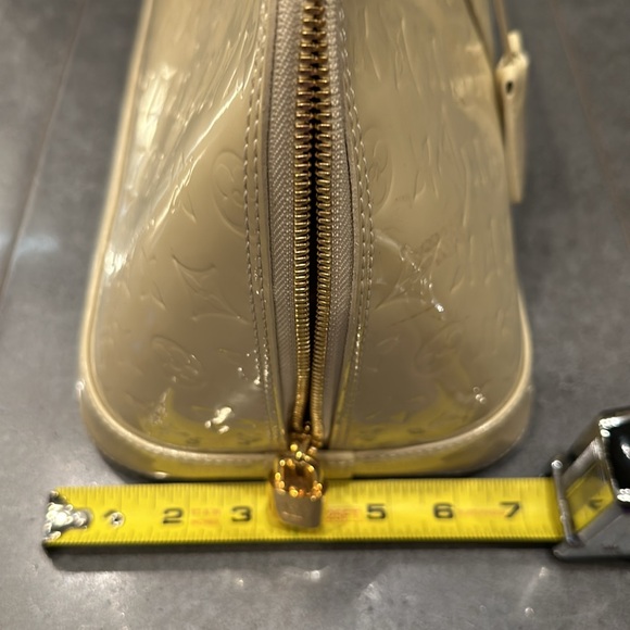 Louis Vuitton Authentic Alma Bag - Cream Patent Leather (Large) - Picture 4 of 17